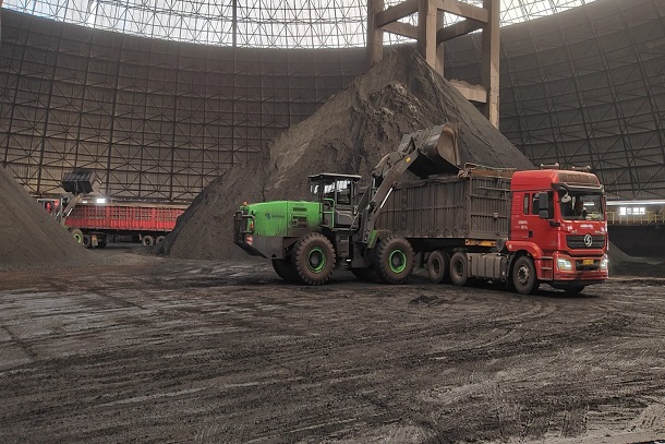 图为该厂正在举行制品煤销售装车 - 副本