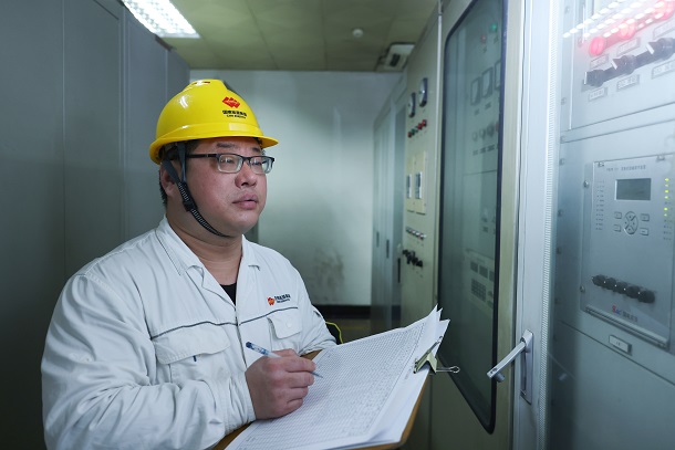 ͼΪÌﲨÕýÔÚ¾ÙÐÐ×°±¸Ñ²¼ì