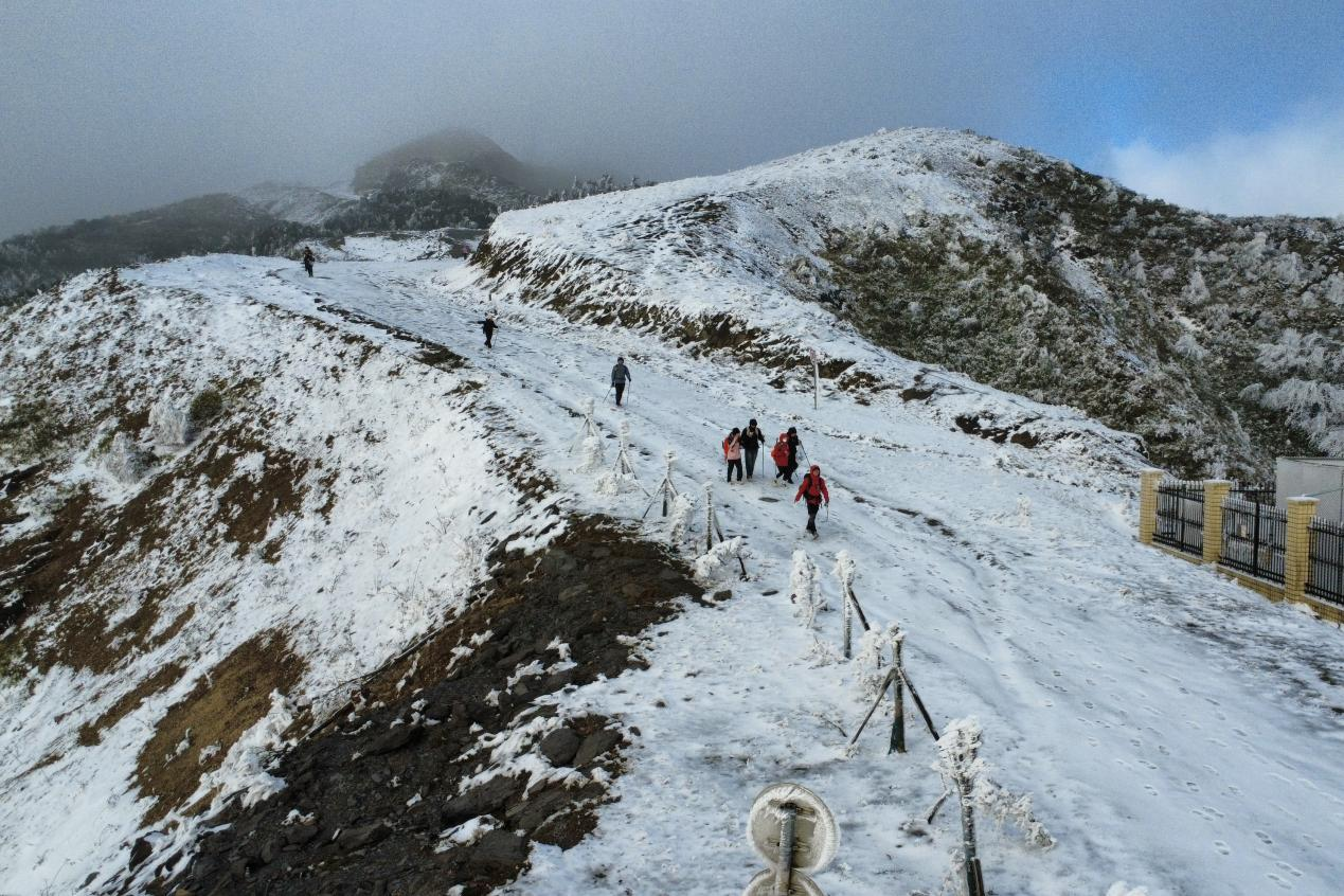 3ͼΪ´º½ÚÖµÊØÖ°Ô±ÉÏɽʵ¾°